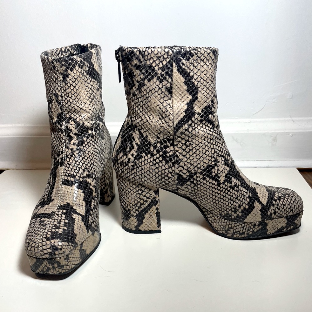 Topshop Snake Skin Platform Boots size 8.5 - Margarita